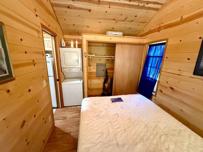 Building Photo - Short or long-term Furnished Cabin with A MOVE IN SPECIAL!