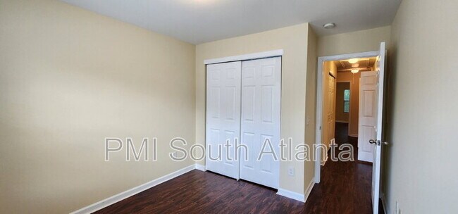 Building Photo - 3325 Fernview Dr