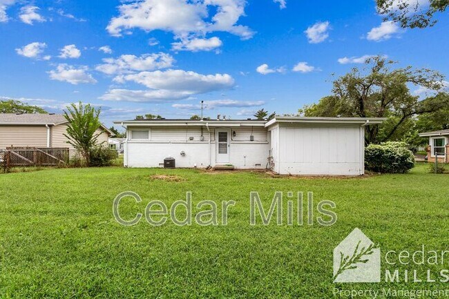 Building Photo - 1422 Cloverdale Dr