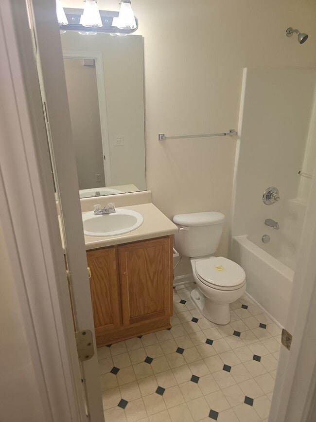 Building Photo - 3 bedroom, 2 bath home in a great area nea...