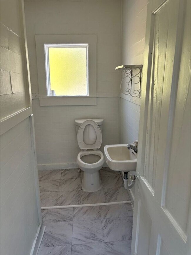 Building Photo - Affordable Studio Apt. Close to Canal St. ...