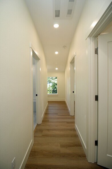 Building Photo - 4658 SW Fairvale Ct