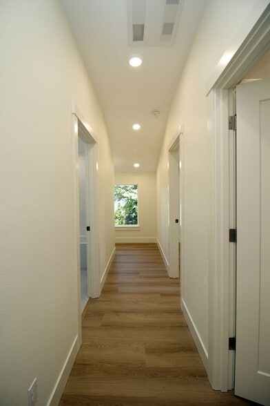 Building Photo - 4660-4660 SW Fairvale Ct