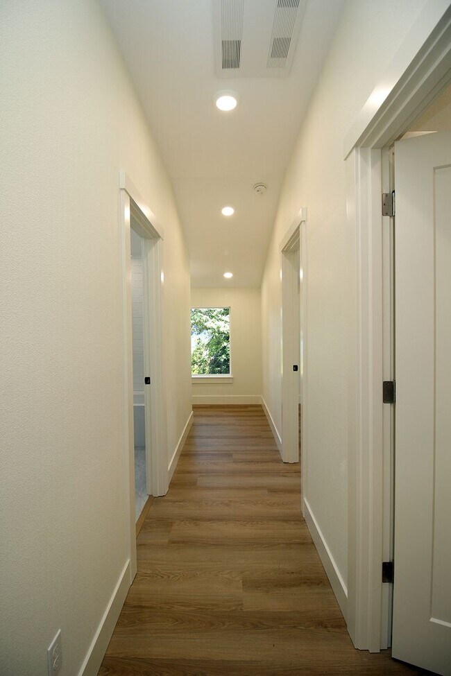 Building Photo - 4660-4660 SW Fairvale Ct