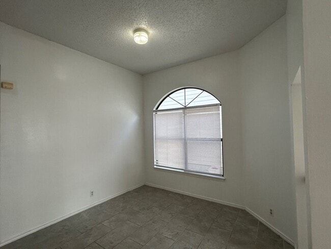 Building Photo - AVAILABLE NOW 4 BED/ 2 BA HOUSE FOR RENT! ...