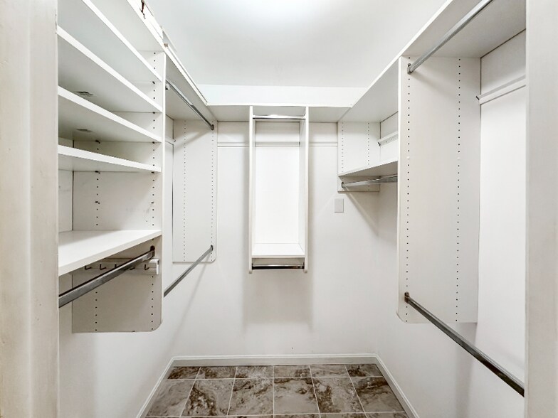 Building Photo - 6636 Isle of Skye Dr