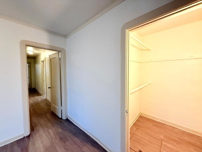 Building Photo - 614-614 N Poinsettia Pl