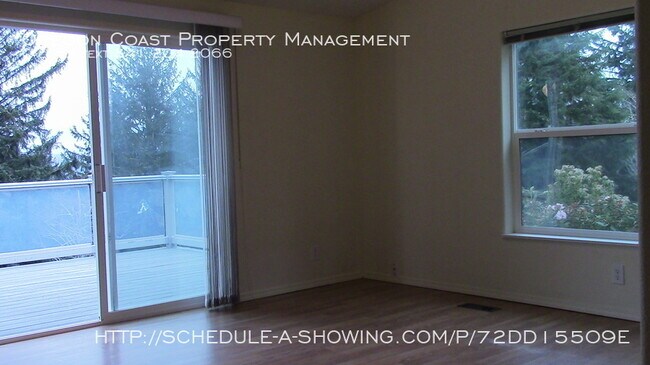 Building Photo - Gorgeous View 3 Bedroom House