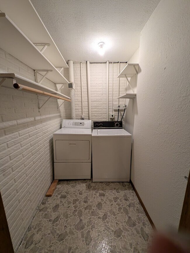 Building Photo - Cute 3 Bedroom Condo w/ Bonus Room - Walki...