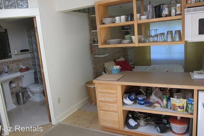 Building Photo - Charming Studio Furnished Unit - Cozy 400 Sq Ft Home with Full Bath!"