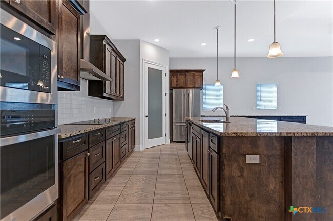 Building Photo - 620 Carriage House