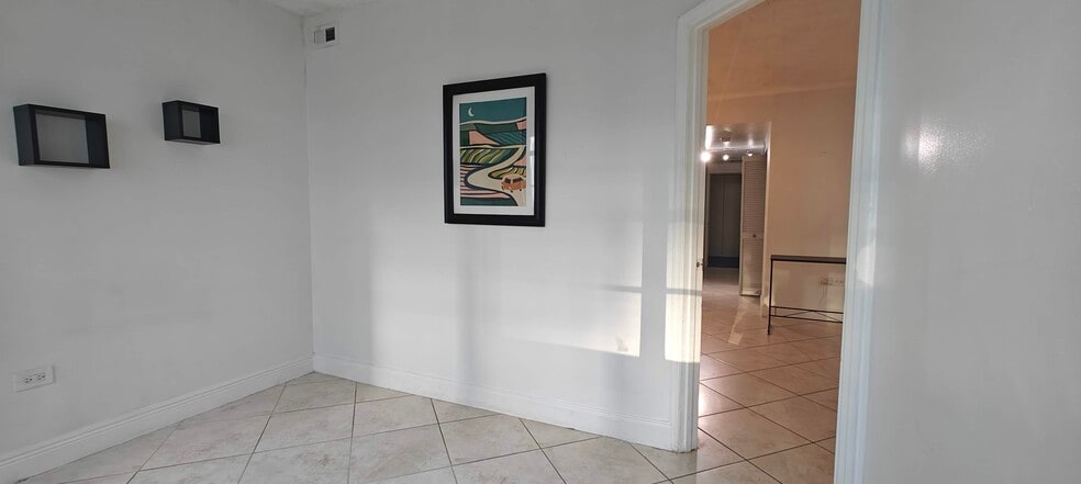 Building Photo - 905 Brickell Bay Dr