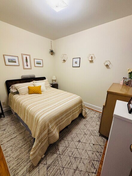 Front Bedroom - 2318 W Diversey Ave
