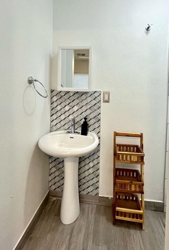 Building Photo - 1632 E Harvard St