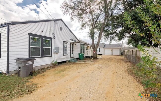 Building Photo - 2003 Woodlawn St