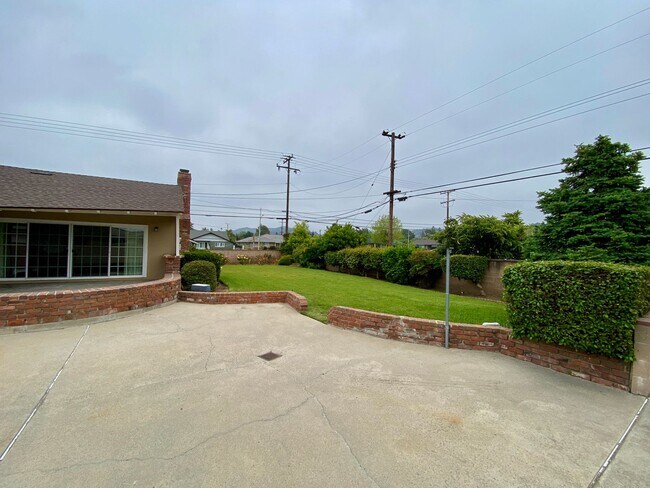 Building Photo - Rustic Spacious Home with Large Yard Boasting Timeless Character – 3 Bed, 2.5 Bath