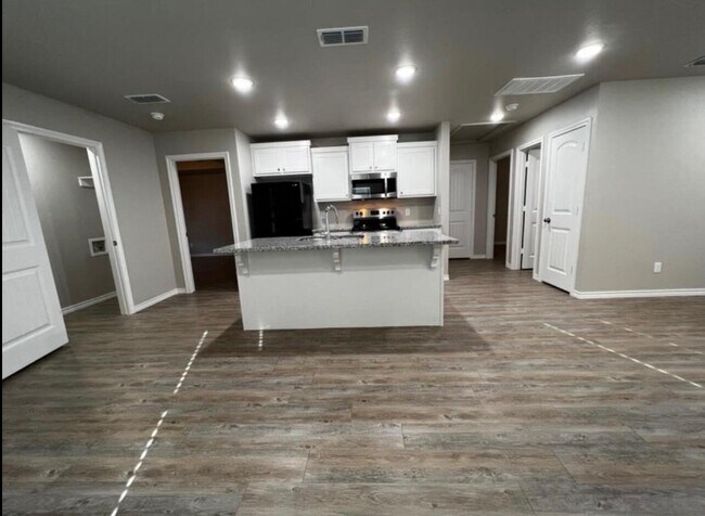 Building Photo - 2632 Hickory Ave