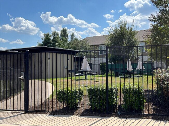 Building Photo - 516 E Slaughter Ln