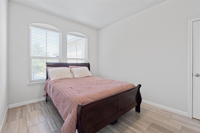 Building Photo - 307 Parkside Dr