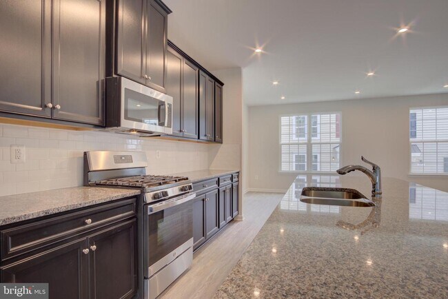 Building Photo - 2506 EMBER Ln