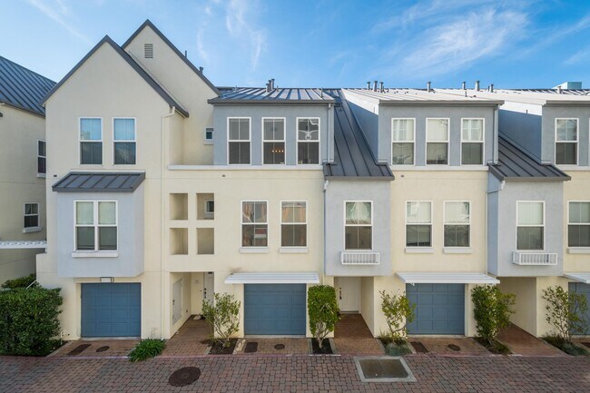 Building Photo - 204 Town Green Ln