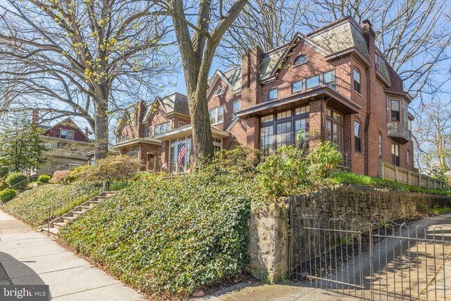 Building Photo - 706 W 21st St