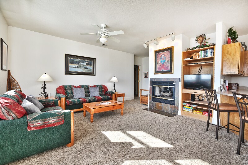 Building Photo - 8371 Meadowview Dr