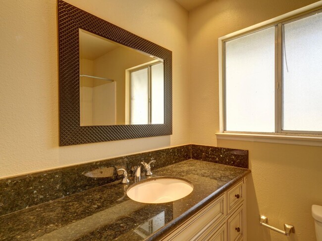 Building Photo - 1750 Prefumo Canyon Rd