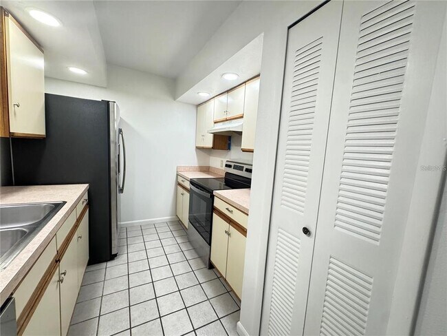 Building Photo - 497 Club Dr