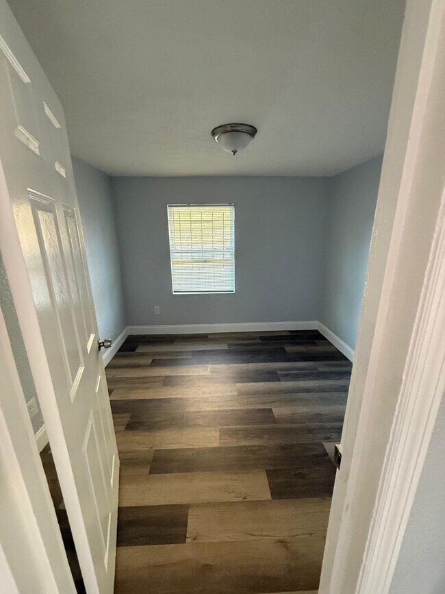 Building Photo - Fully Renovated 3/1 Single Family House Available for Immediate Rent!