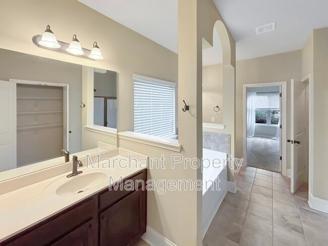 Building Photo - 32 Governors Lake Way