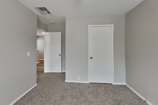 Building Photo - 6211 Gillian Park Dr