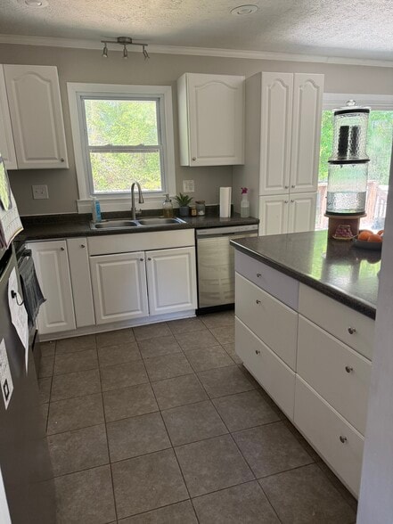 Building Photo - 747 Goodyear Dr