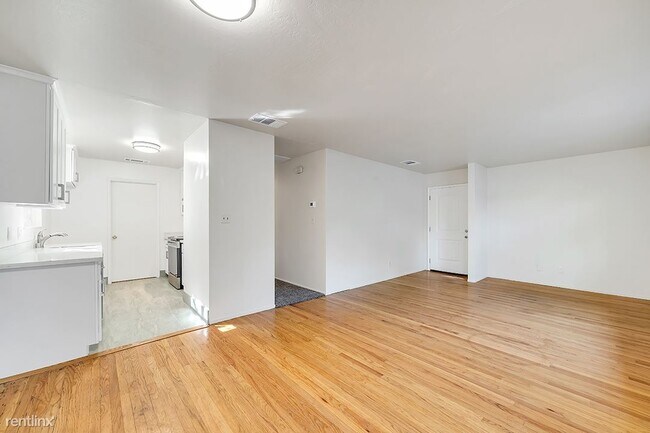 Building Photo - 2 br, 1 bath Duplex - 135 Warren Avenue B