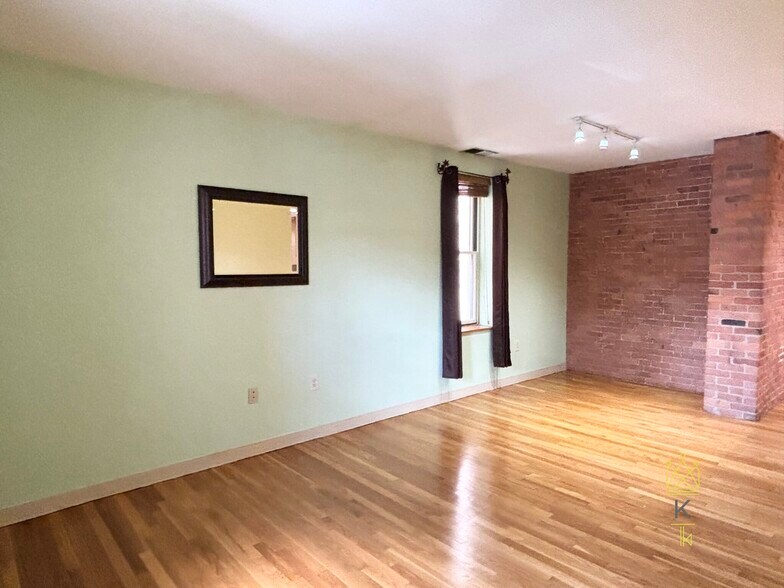Building Photo - 96 Gainsborough St