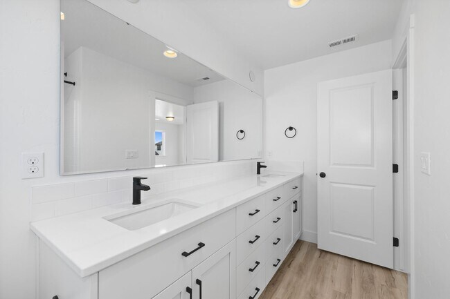 Building Photo - Modern Luxury in Meridian’s Oaks North – 4...