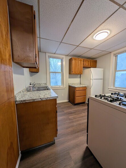 Kitchen with Gas Range - 409 Pennsylvania Avenue