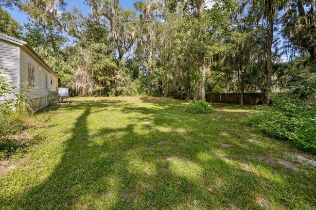 Building Photo - Spacious 3/2 Home on Nearly an Acre in Fernandina Beach