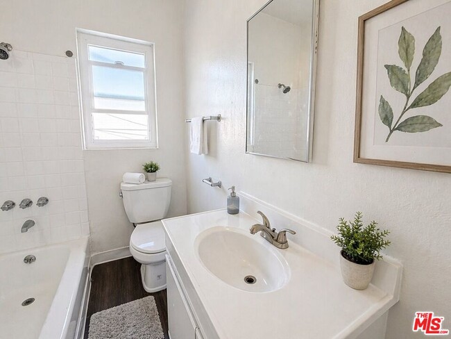 Building Photo - 1133 W 36th Pl