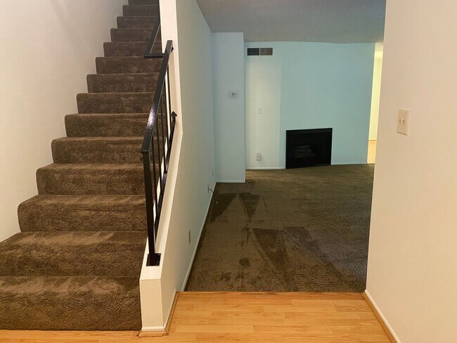 Building Photo - 2 Bedroom TownHome