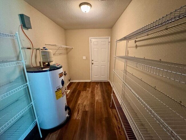 Building Photo - Over 2800 square feet!