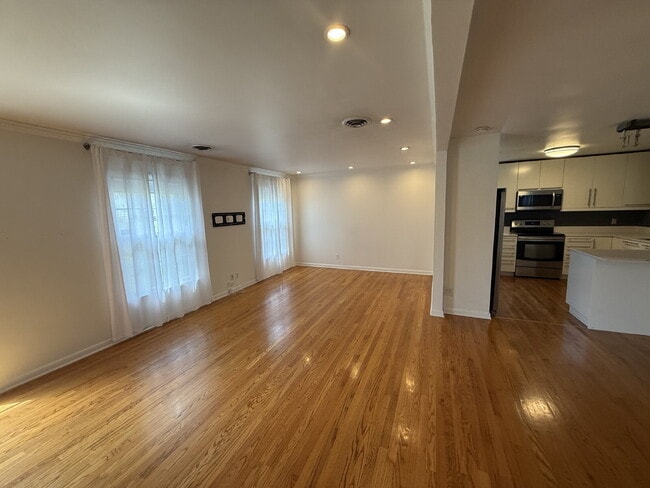 Building Photo - Updated 3 bed 2 bath. Garage and screened porch