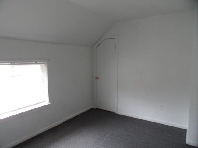 Building Photo - 33 Mettler St
