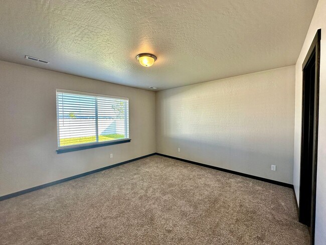 Building Photo - Modern 4 bedroom 2 bathroom home for rent ...