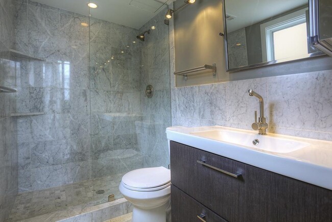 Building Photo - 5236 Memorial Dr