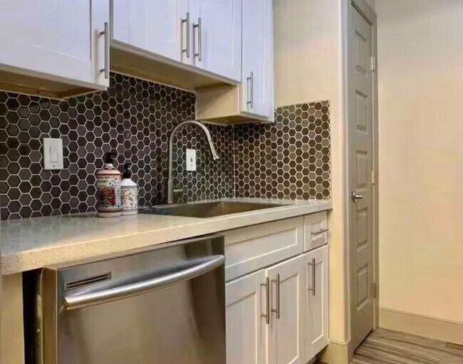 Building Photo - 6402 Del Monte Dr