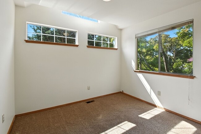 Building Photo - 3Bd/2.5Ba Kirkland Home
