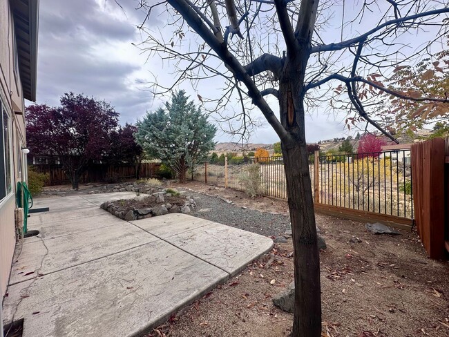 Building Photo - Spacious 3 Bedroom 2.5 Bath Home In NW Ren...