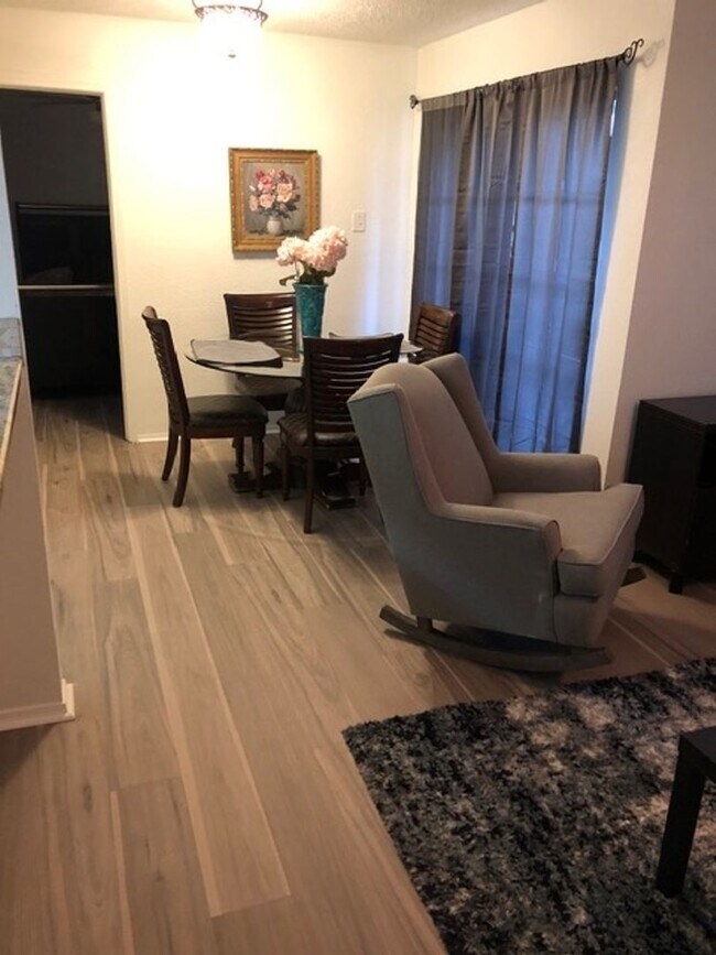 Building Photo - Charming 1BR Condo in Dallas