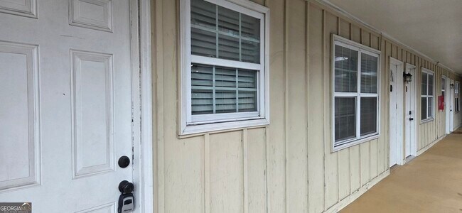 Building Photo - 21 Delmont Dr NE